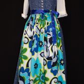 dirndl-blau-blumen.jpg